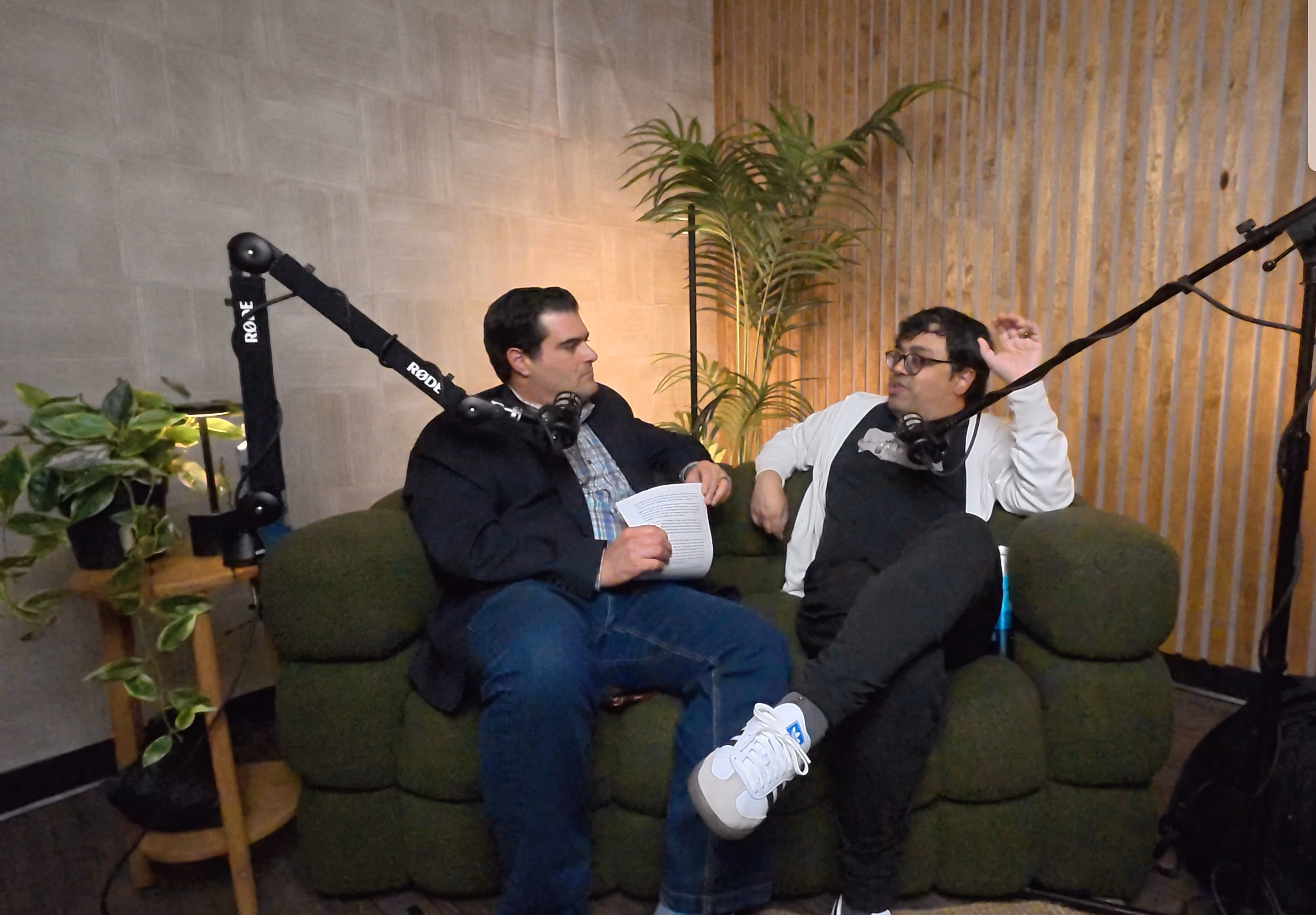 AI资讯：Brian Keating与Emad Mostaque播客录制现场对谈画面