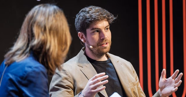 AI资讯：实验室科研人员正在分析AI设计的药物分子结构图