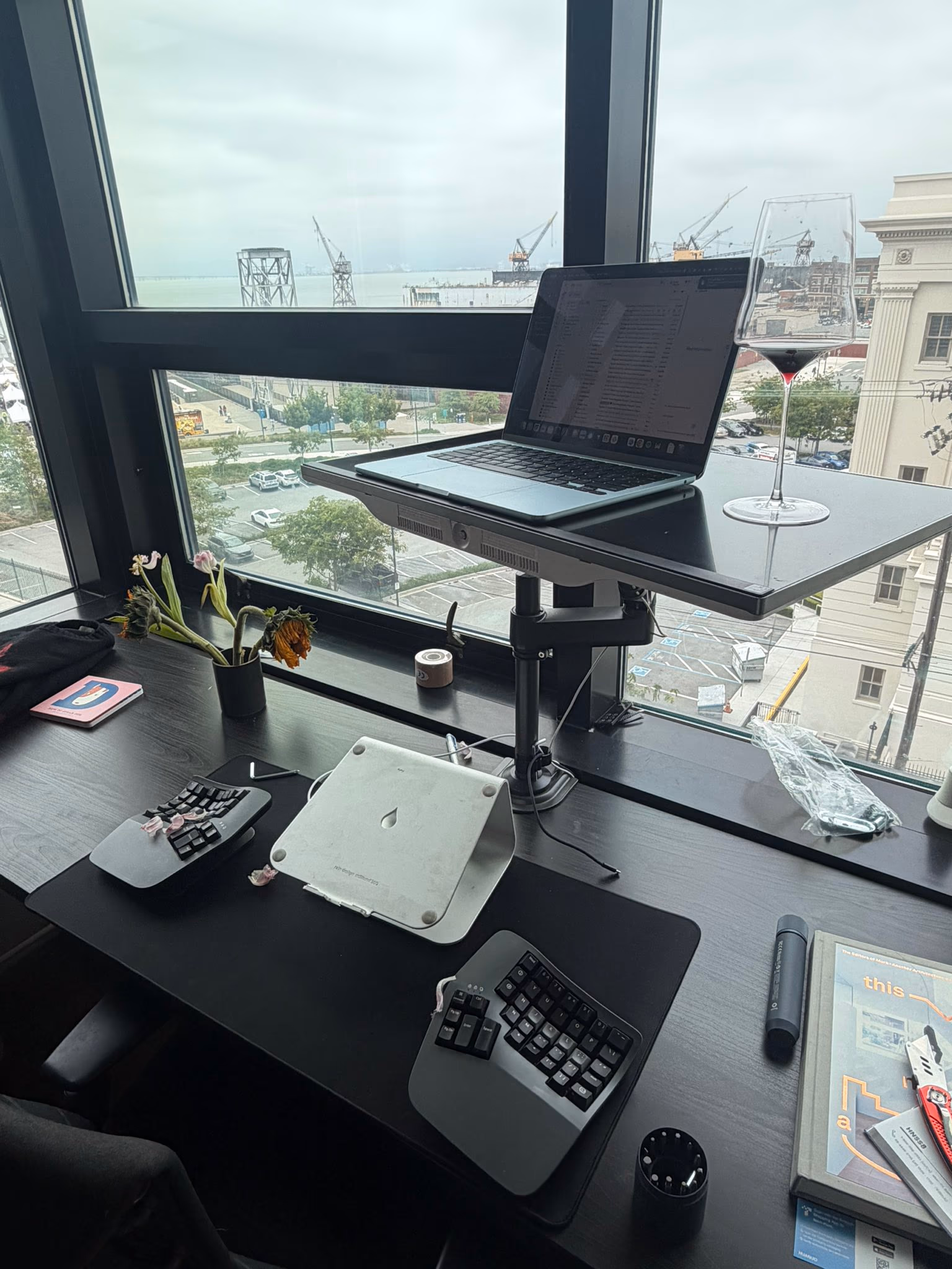 AI资讯:程序员展示利用Codex编程辅助改造的立式工作台