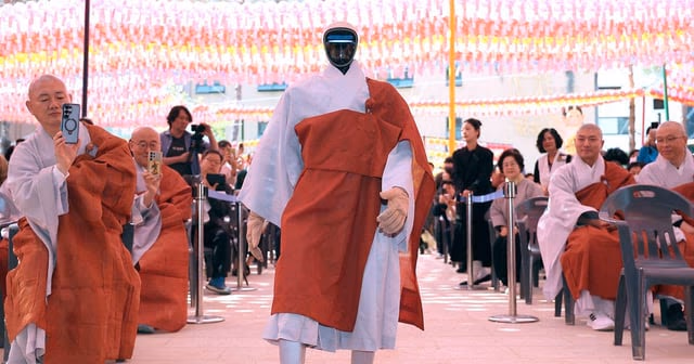 AI资讯：身披深褐色袈裟的人形机器人在韩国寺庙中合十行礼